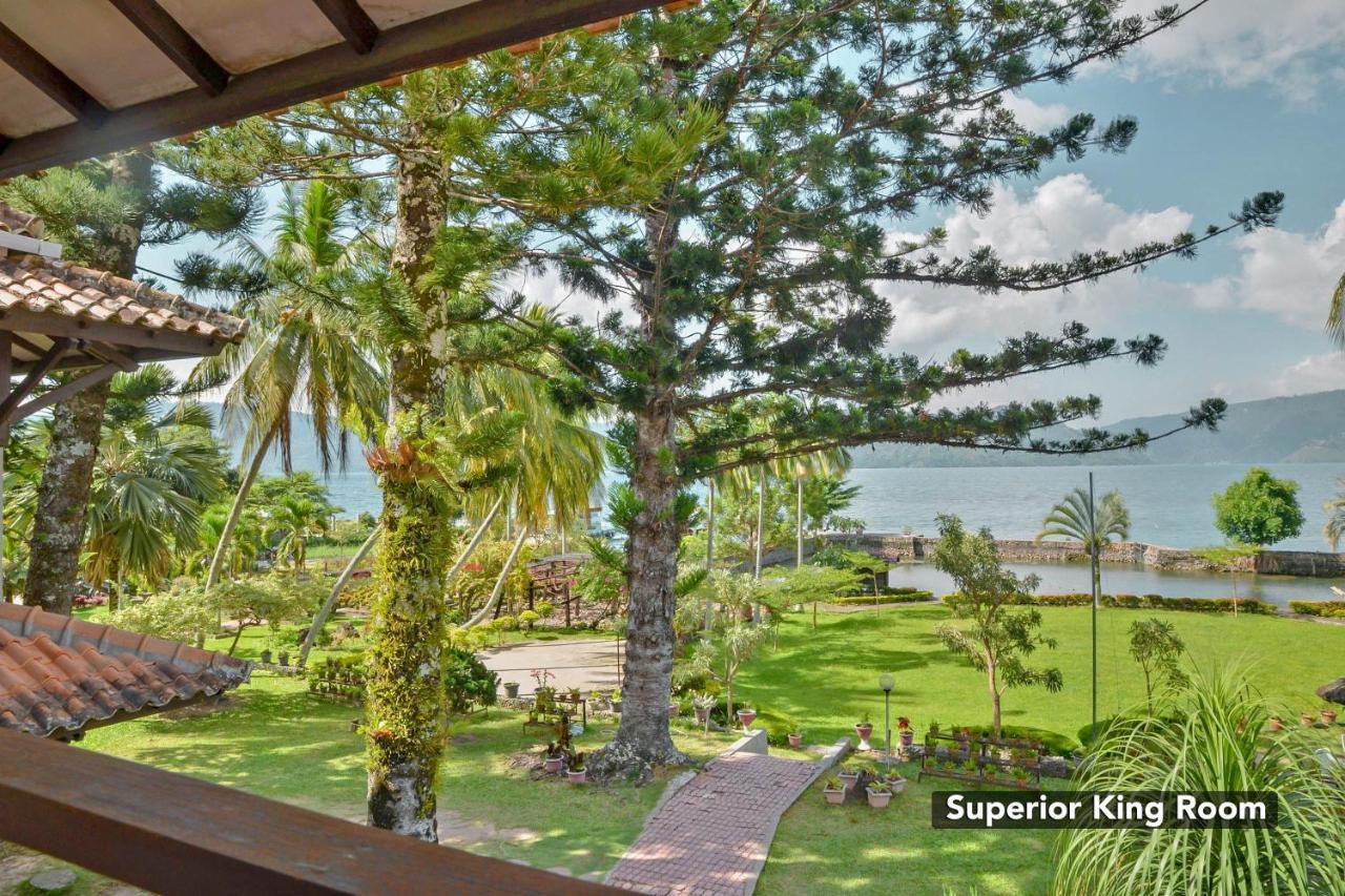 Silintong Hotel Ambarita Exterior foto