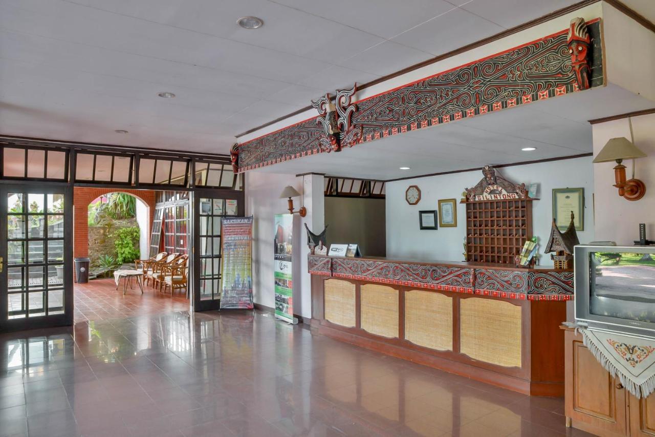 Silintong Hotel Ambarita Exterior foto