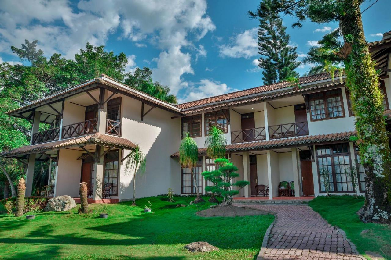Silintong Hotel Ambarita Exterior foto