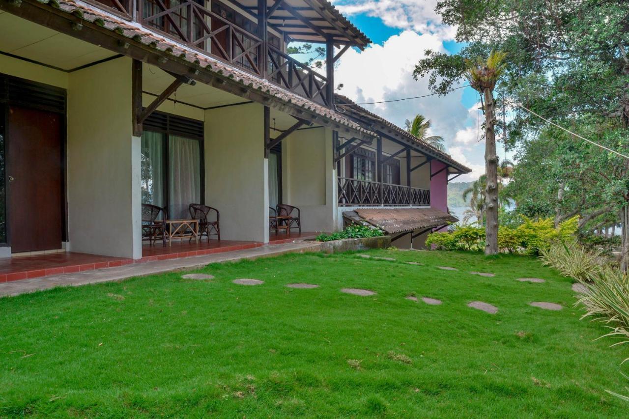 Silintong Hotel Ambarita Exterior foto