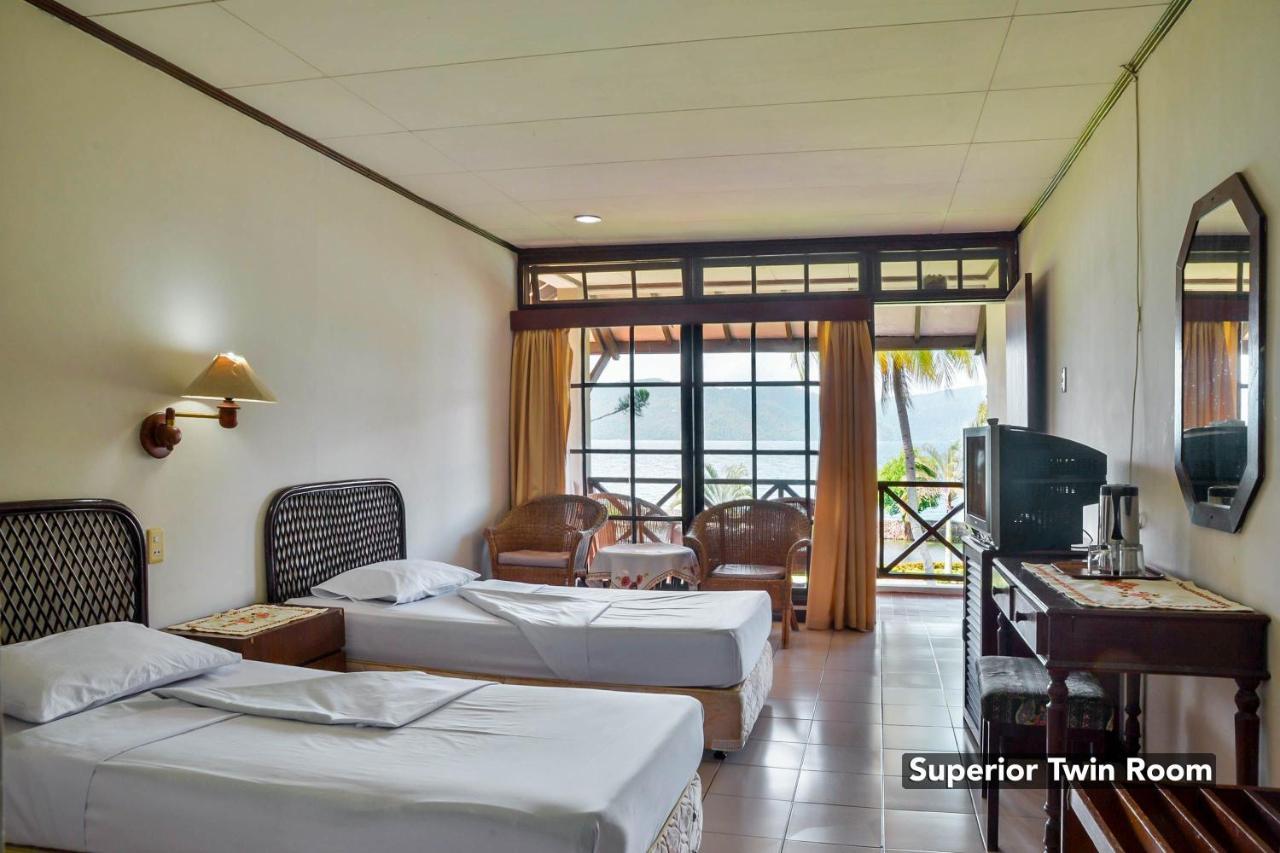 Silintong Hotel Ambarita Exterior foto