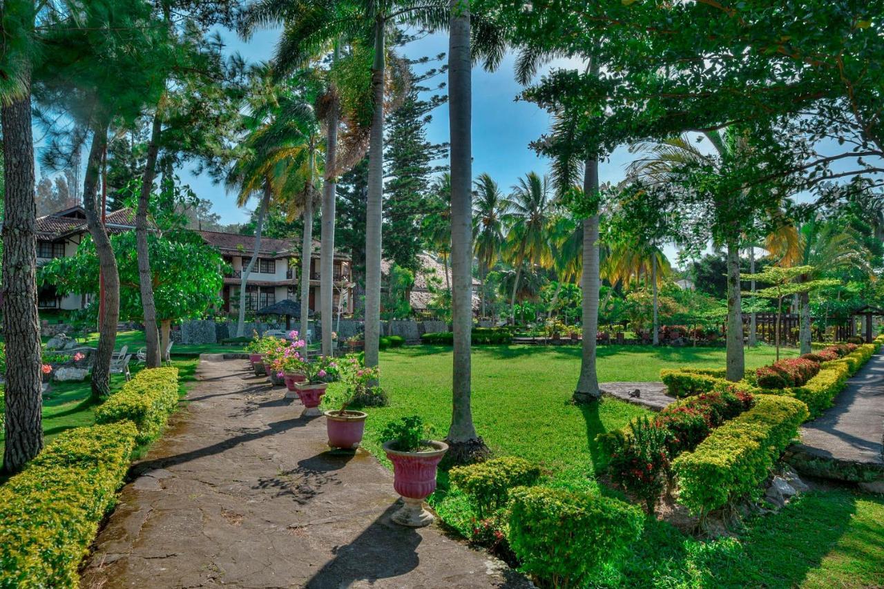 Silintong Hotel Ambarita Exterior foto