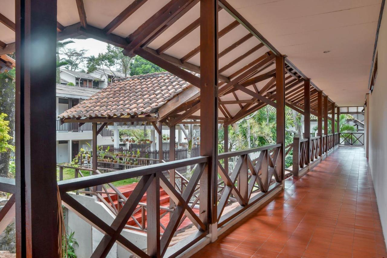 Silintong Hotel Ambarita Exterior foto